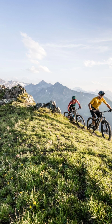 Mountainbiker auf einem Trail auf den Bergen