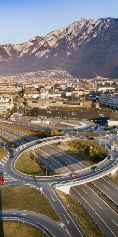 Kreisel in Chur mit A13, City West und Panorama Richtung Rheintal