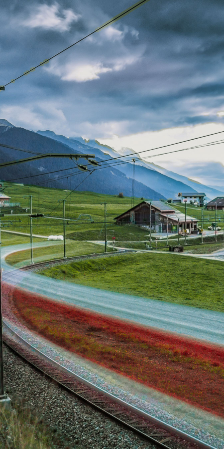 RhB fährt durch ein Tal in Graubünden