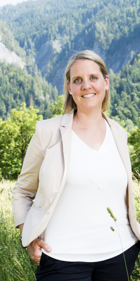 Portrait einer Frau vor dem Trumpf Gebäude in Grüsch