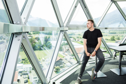 Ein Mann steht in einem Turm
