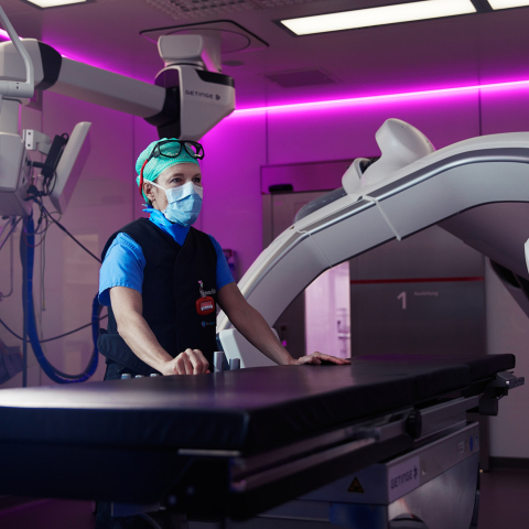Arzt von einem MRI-Gerät