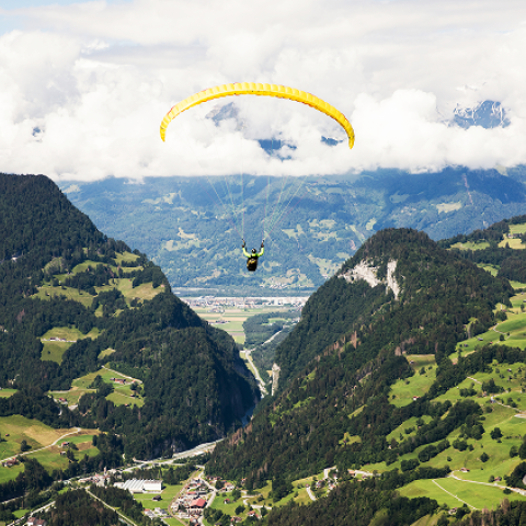Gleitschirmflieger über Panorama im Prättigau