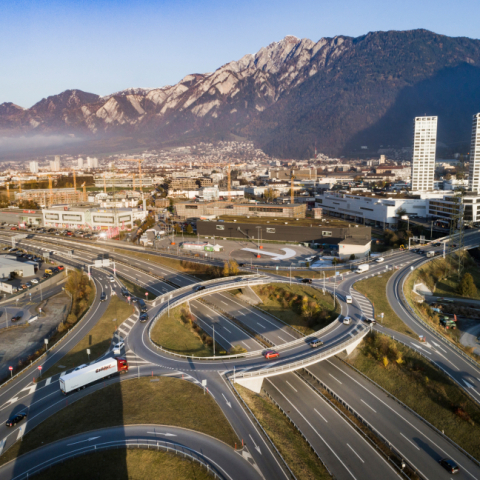 Kreisel in Chur mit A13, City West und Panorama Richtung Rheintal