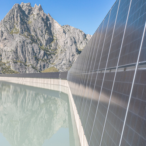 Stausee mit Staudamm und Solarpannels