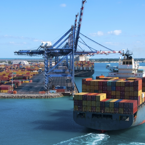 Containerschiff in einem Hafen