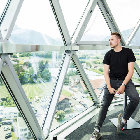 Ein Mann steht in einem Turm
