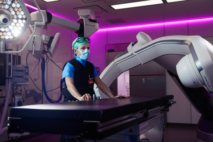 Arzt von einem MRI-Gerät