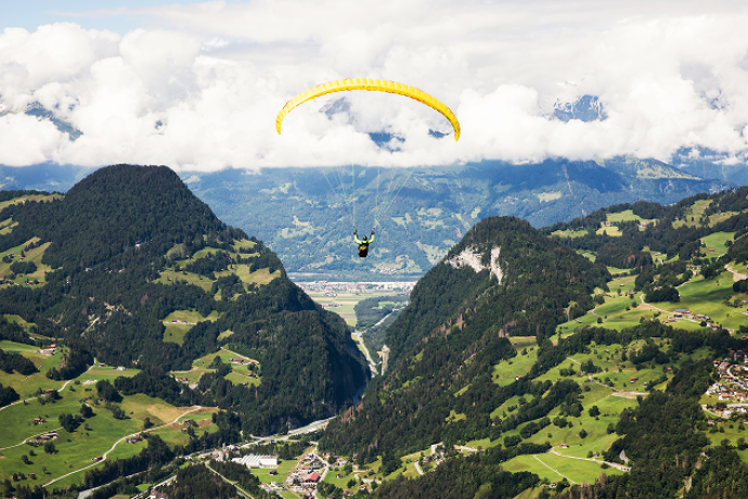 Gleitschirmflieger über Panorama im Prättigau
