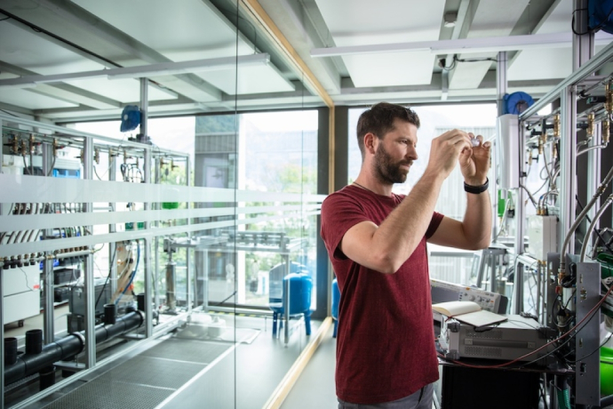 Mann in einem Labor am arbeiten