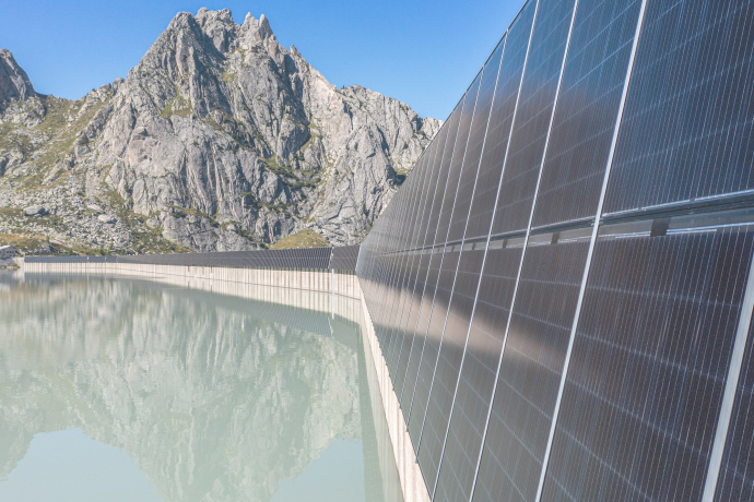 Stausee mit Staudamm und Solarpannels