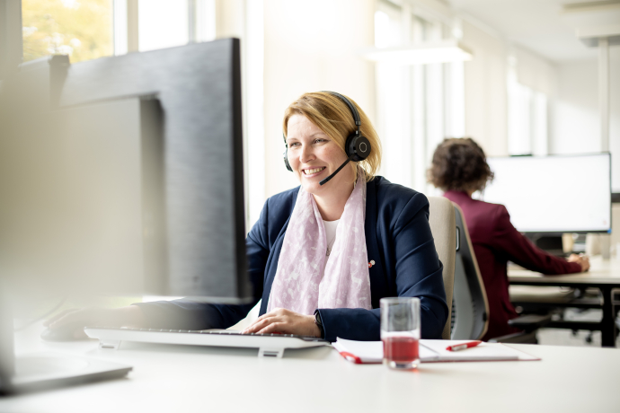 Frau in einem Callcenter mit Headset