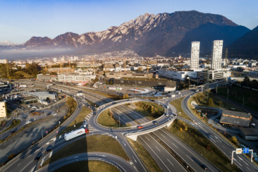 Kreisel in Chur mit A13, City West und Panorama Richtung Rheintal