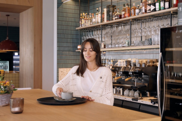 Frau in Bar mit Tablett